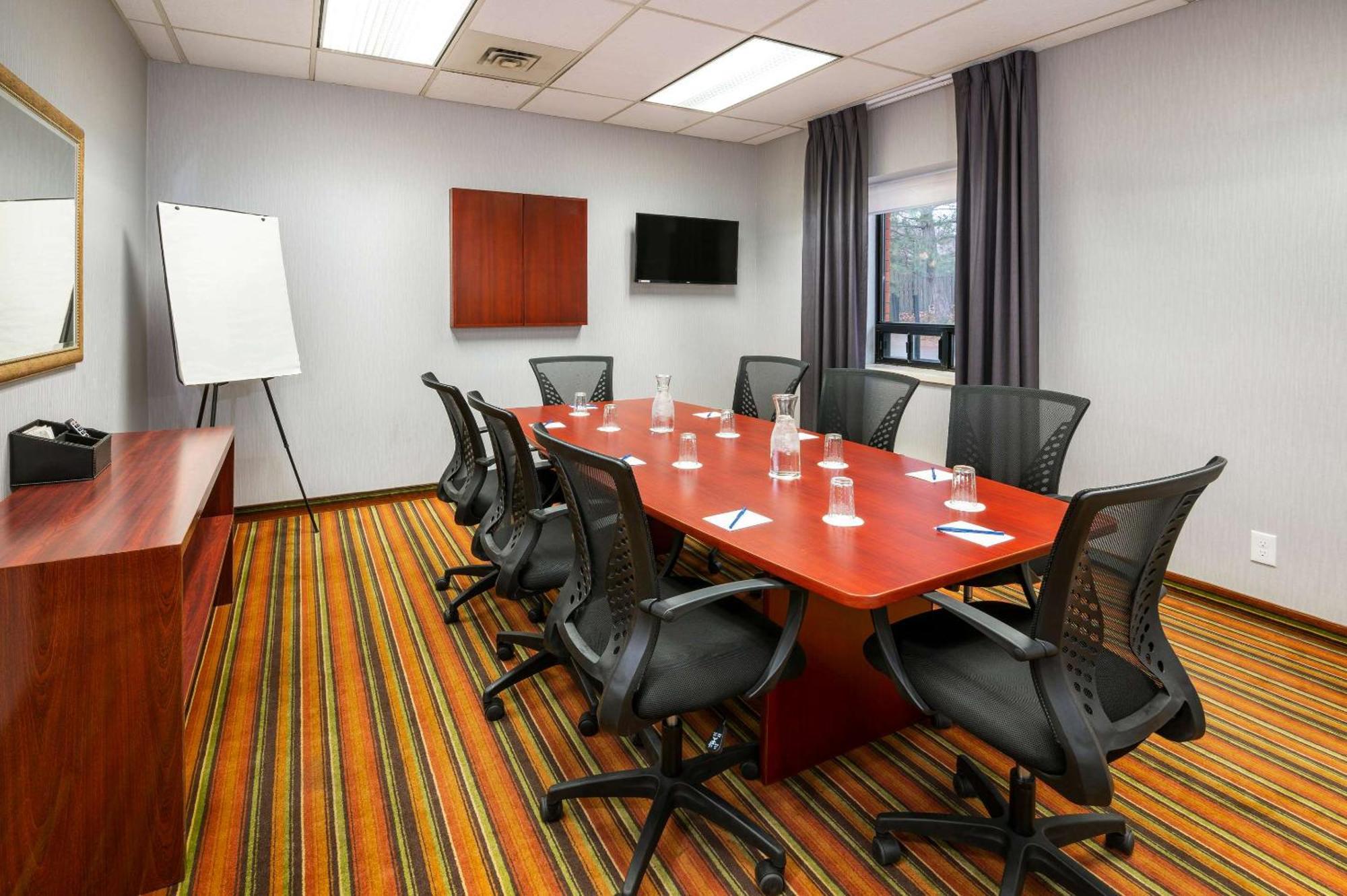 Comfort Hotel & Suites Peterborough Ngoại thất bức ảnh